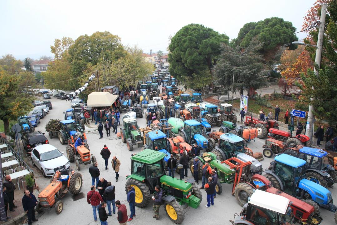 Αγρότες της Αγιάς βγαίνουν με τρακτέρ στην πλατεία για ένταξη σε πρόγραμμα ad hoc