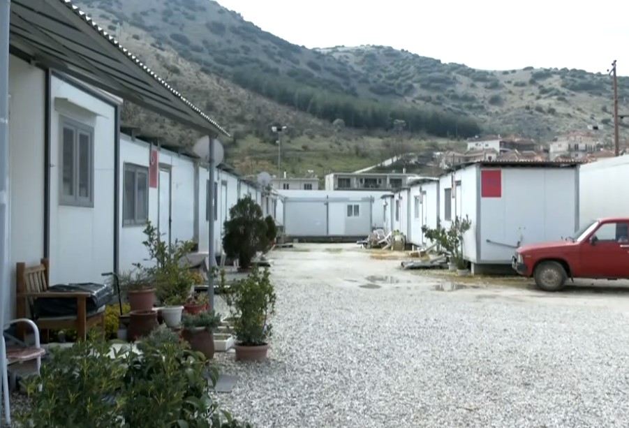 Πέντε χρόνια μετά τον σεισμό, 60 οικογένειες ακόμη σε κοντέινερ στο Δαμάσι – Επίκαιρη ερώτηση Κόκκαλη