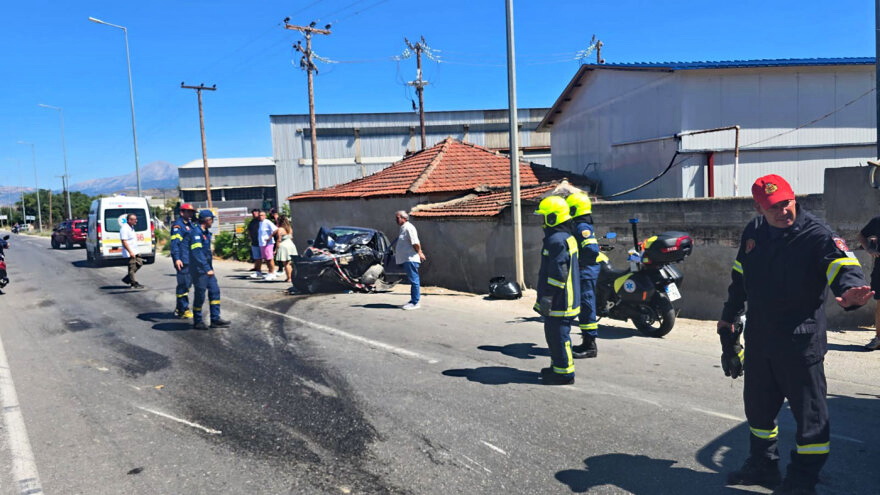 Τροχαίο με τρεις τραυματίες έξω από τη Λάρισα στο νέο Κοιμητήριο