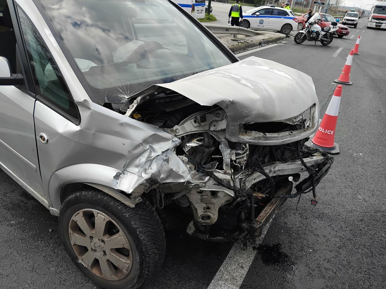 Τροχαίο με δύο τραυματίες έξω από τη Λάρισα στο νέο Κοιμητήριο (ΦΩΤΟ)