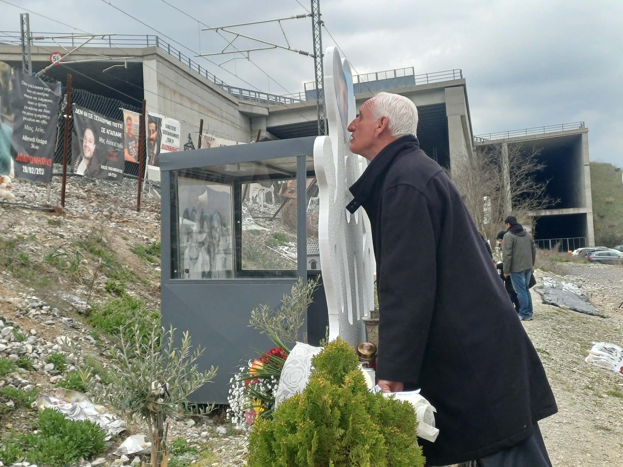 Βουβός πόνος και θλίψη από τους συγγενείς σήμερα με τη συμπλήρωση τριών χρόνων στον τόπο της τραγωδίας των Τεμπών (ΦΩΤΟ+video