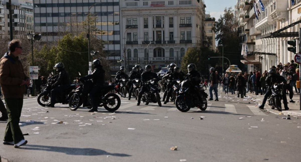 Ένταση στο Σύνταγμα: Κρότου λάμψης και δακρυγόνα από τους αστυνομικούς στο συλλαλητήριο για τα Τέμπη