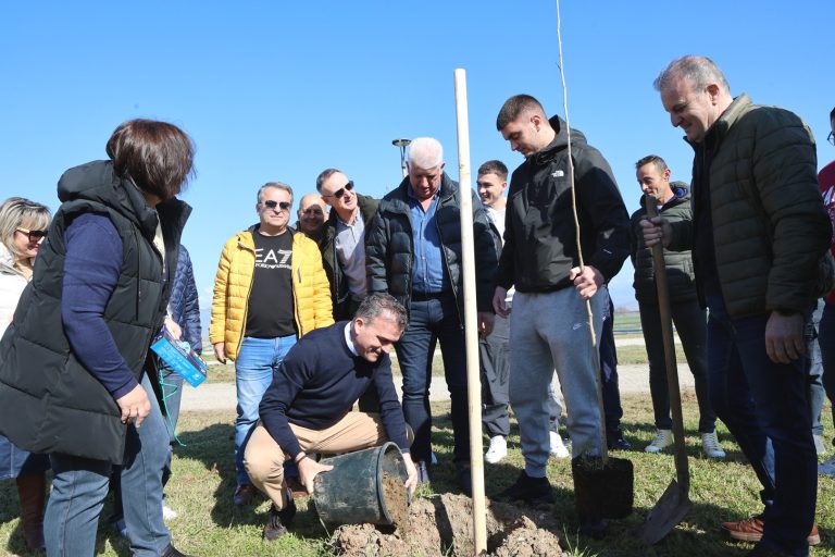 Δενδροφύτευση στο γήπεδο της Φαλάνης – Ακολουθεί η οδός Ιωαννίνων στη Λάρισα