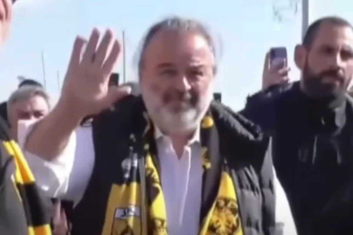 ΑΕΚ: Χαμός στον Βόλο, αποθεώθηκε ο Ηλιόπουλος – Μοίρασε κασκόλ στους μικρούς φίλους της (βίντεο)