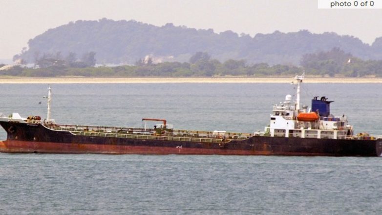 Φλέγεται τάνκερ ελληνικών συμφερόντων στα Στενά του Ορμούζ