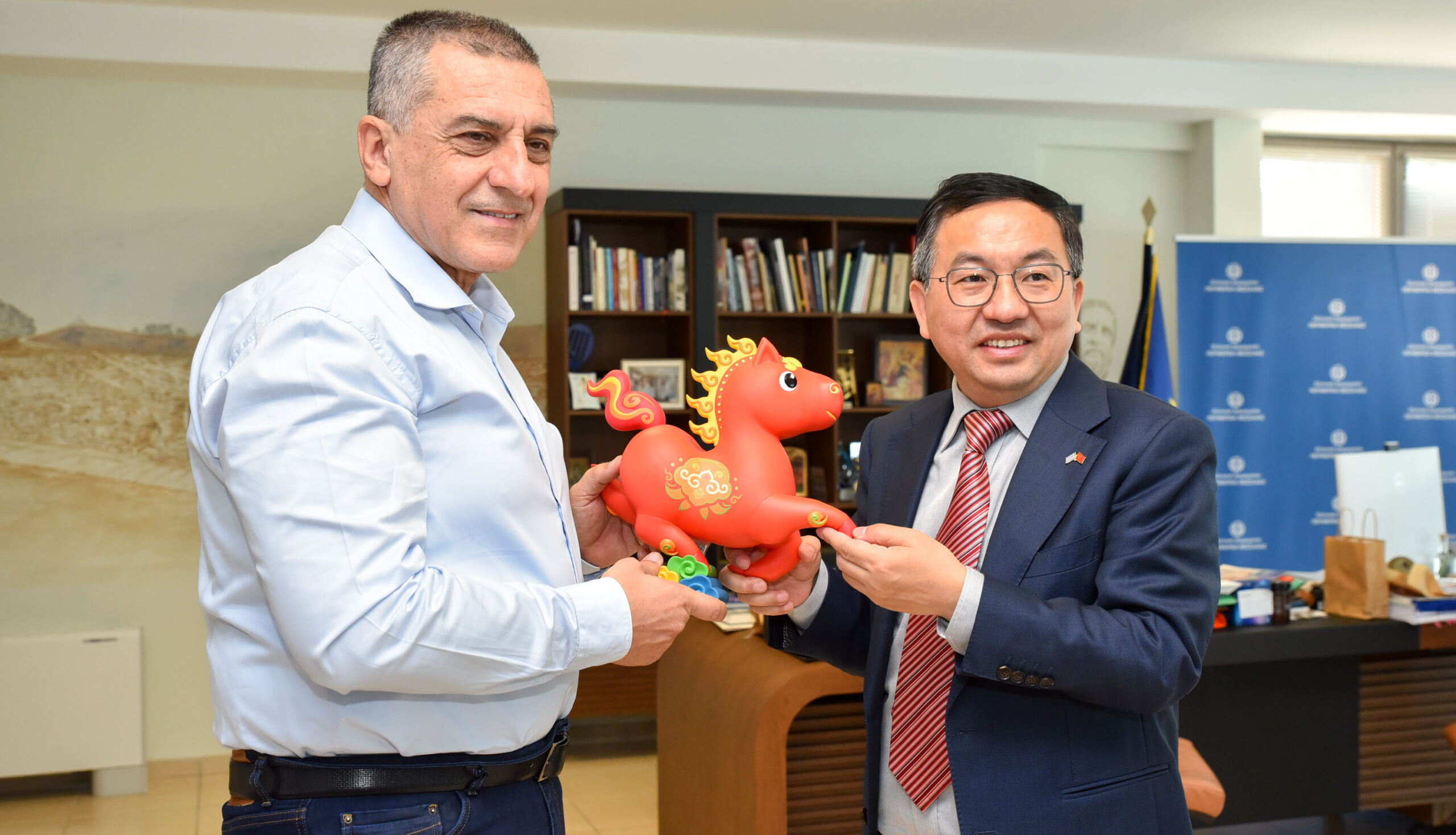 Συναντήθηκε με τον πρέσβη της Κίνας ο περιφερειάρχης Δημήτρης Κουρέτας