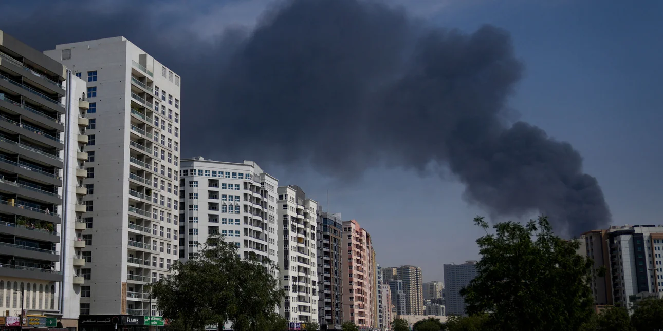 Εκρήξεις σε Ντουμπάι, Άμπου Ντάμπι και Ντόχα -Απειλεί με εμπάργκο την Ισπανία ο Τραμπ, «δεν είμαι ικανοποιημένος με Βρετανία»