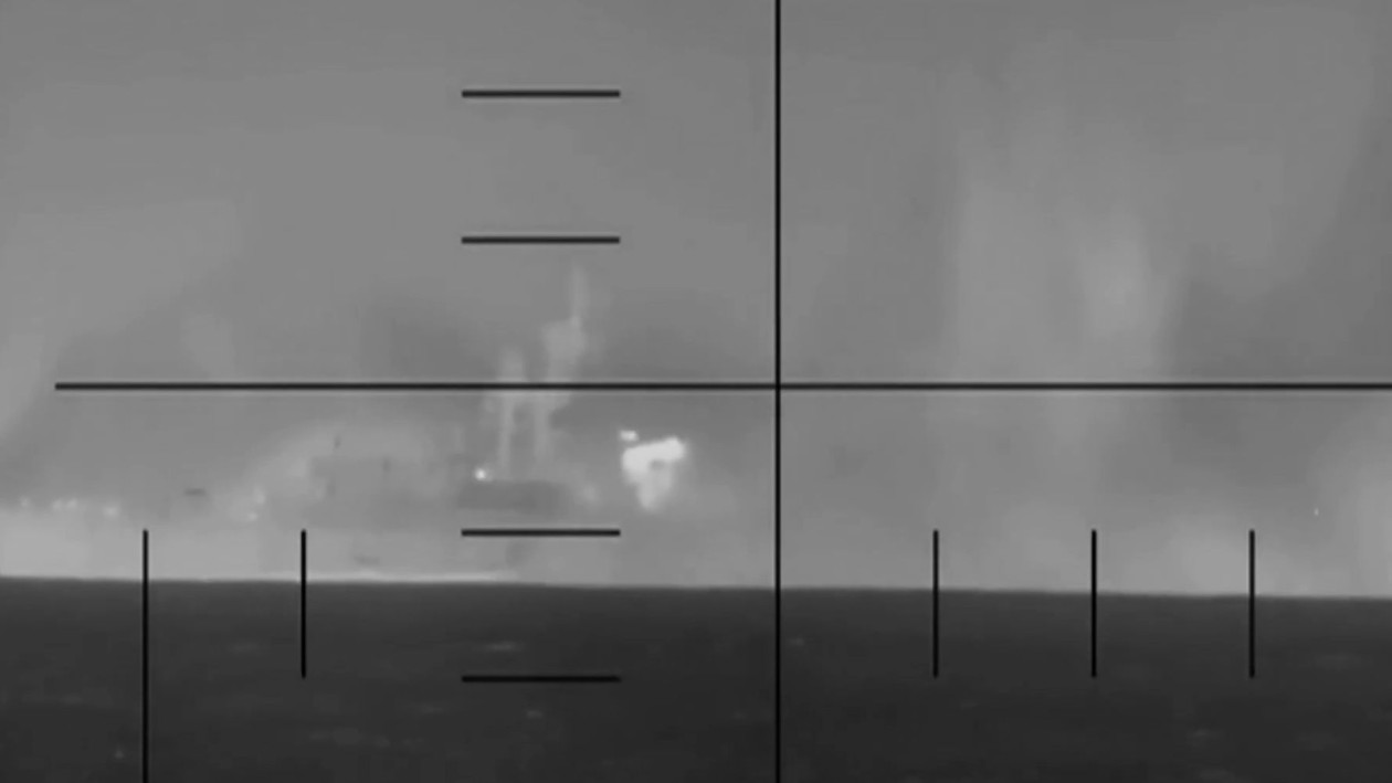 Σοκ και Δέος: Τορπίλη από αμερικανικό υποβρύχιο βυθίζει ιρανική φρεγάτα - Βίντεο