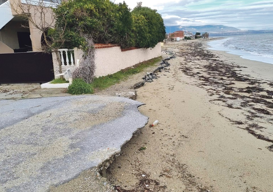 Στην Κτηματική Υπηρεσία Λάρισας για τις καταστροφές στο παραλιακό μέτωπο του Δ. Τεμπών (φωτ.)