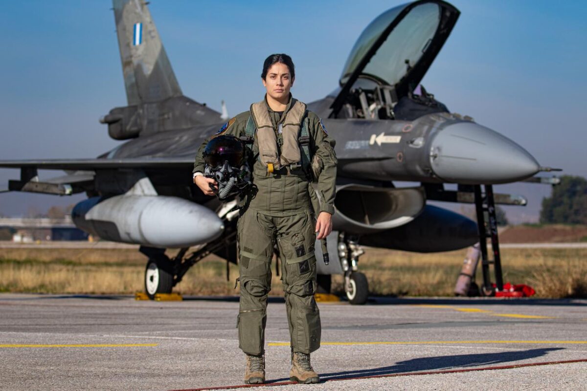 Αυτή είναι η πρώτη Ελληνίδα πιλότος F-16 και υπηρέτησε στα «Φαντάσματα» στη Λάρισα
