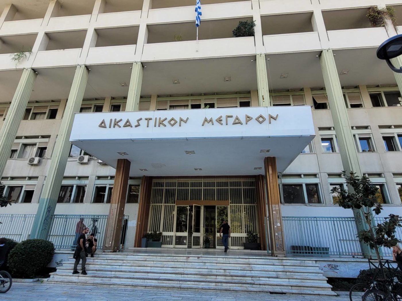 Χρυσές λίρες, βίλες και ελικοδρόμιο: Στον ανακριτή Λάρισας σήμερα η οικογένεια Ρομά για τη μεγάλη απάτη