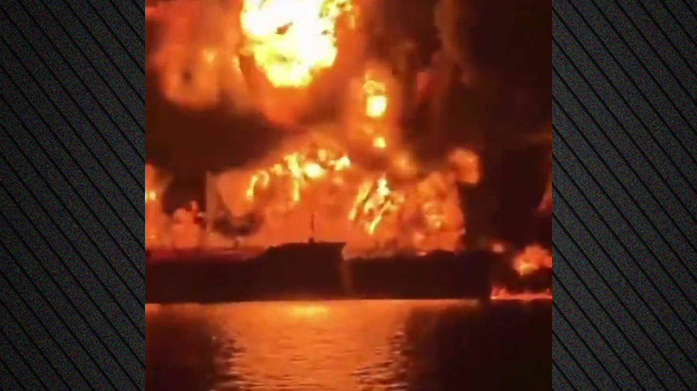 Χτυπήθηκε ελληνόκτητο δεξαμενόπλοιο στον Περσικό με το Ιράκ να «δείχνει» το Ιράν - Ξανά στα 100 δολάρια το πετρέλαιο