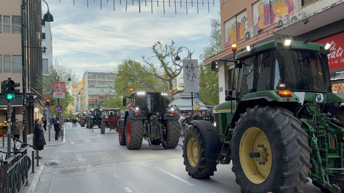 Υποδέχονται  Μητσοτάκη με τρακτερ οι αγρότες στη Λάρισα