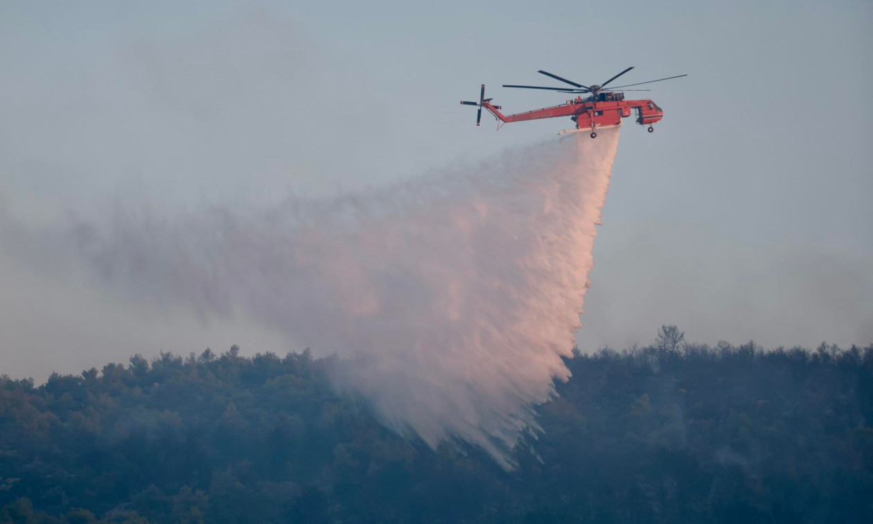 Μεγάλη φωτιά στην Ηλεία - Σηκώθηκαν εναέρια μέσα