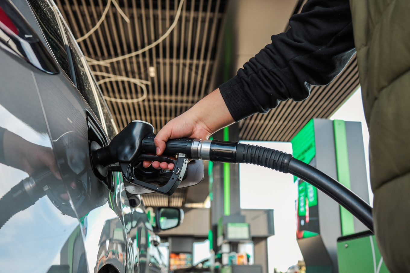 Ράλι τιμών σε καύσιμα και ρεύμα, πάνω από 2 ευρώ η βενζίνη, βαθιές ρωγμές στην Ευρώπη