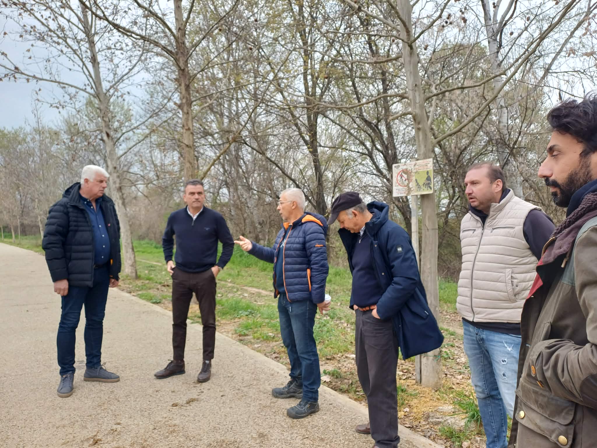 Ο Δήμος Λαρισαίων φυτεύει 700 δέντρα στην κοίτη του Πηνειού (ΦΩΤΟ)