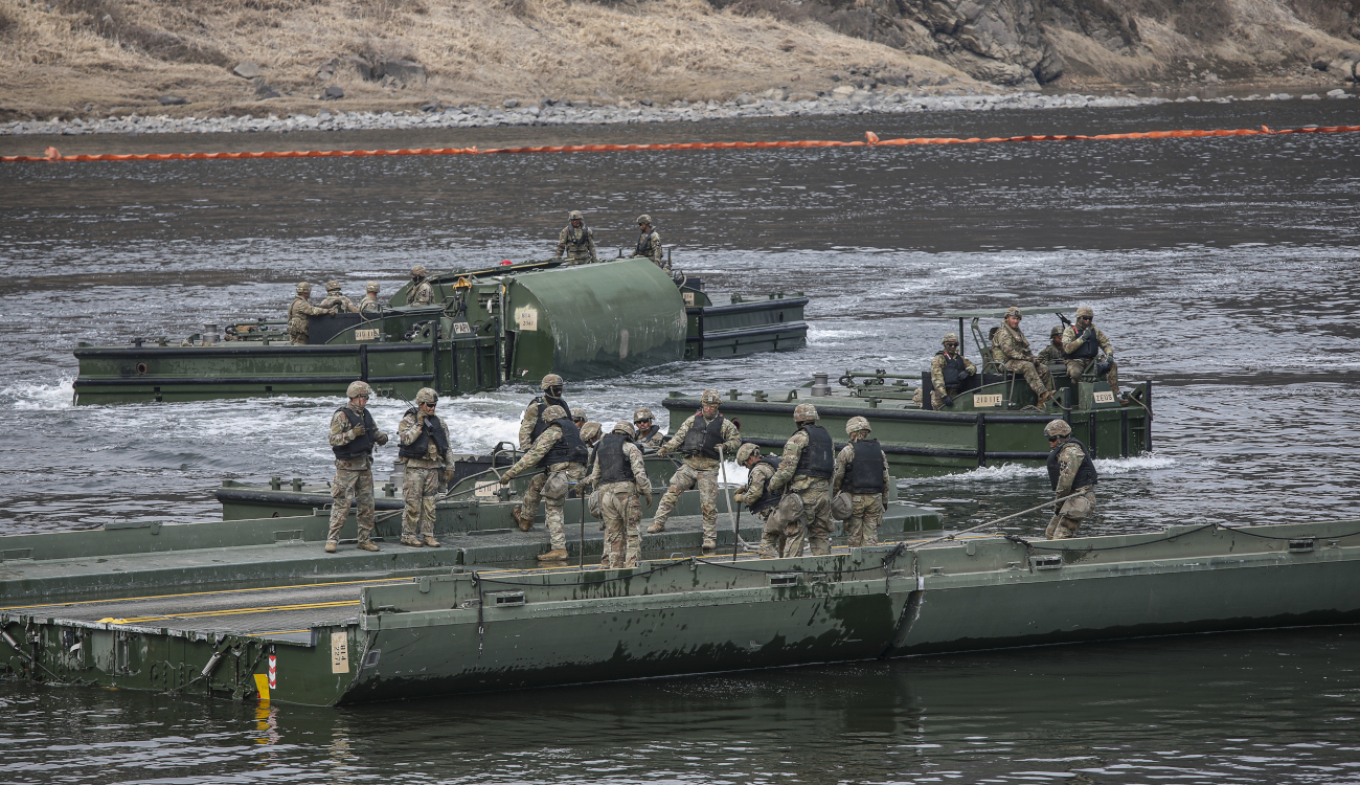 Οι ΗΠΑ ετοιμάζουν χερσαία επέμβαση στο Ιράν, λέει το CBS - Το Ιράν εκτόξευσε  πυραύλους κατά της βάσης Ντιέγκο Γαρσία