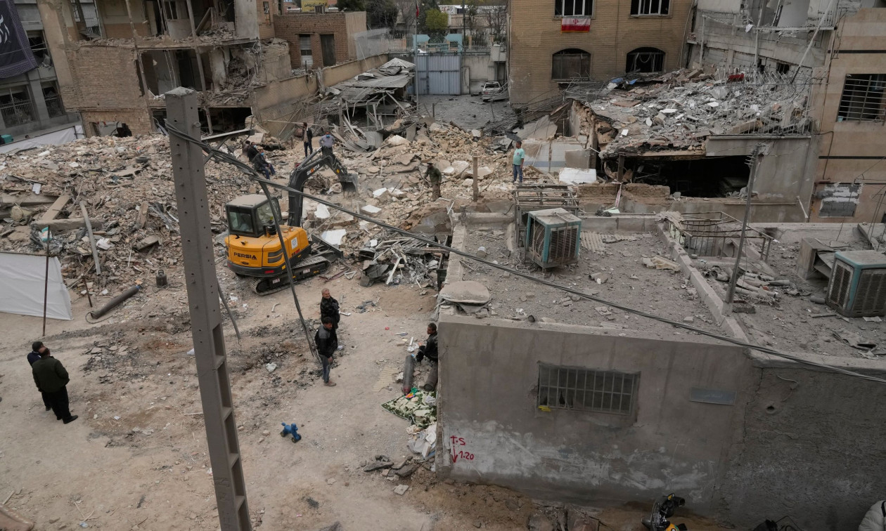 Ιράν: Συγκλονιστικό βίντεο από πυραυλικές επιθέσεις στην Τεχεράνη – Γυναίκα προσεύχεται στον Αλλάχ λίγο πριν πέσει νεκρή