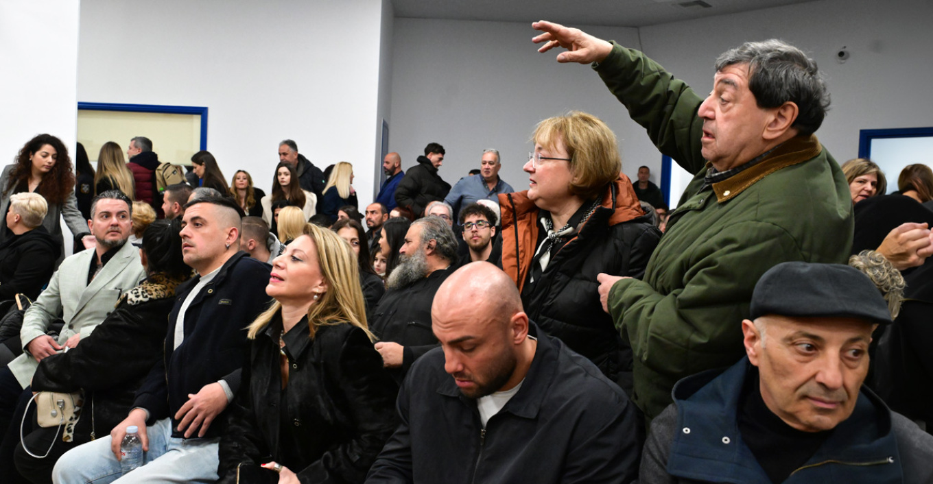 Συνεχείς διακοπές στη δίκη για τα Τέμπη, συνεχίζονται οι φωνές και οι αντιδράσεις συγγενών για την αίθουσα (ΦΩΤΟ+video)