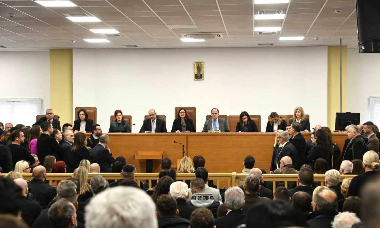 Ξεκίνησε πάλι η ανάγνωση των ονομάτων των 36 κατηγορουμένων στη δίκη για τα Τέμπη