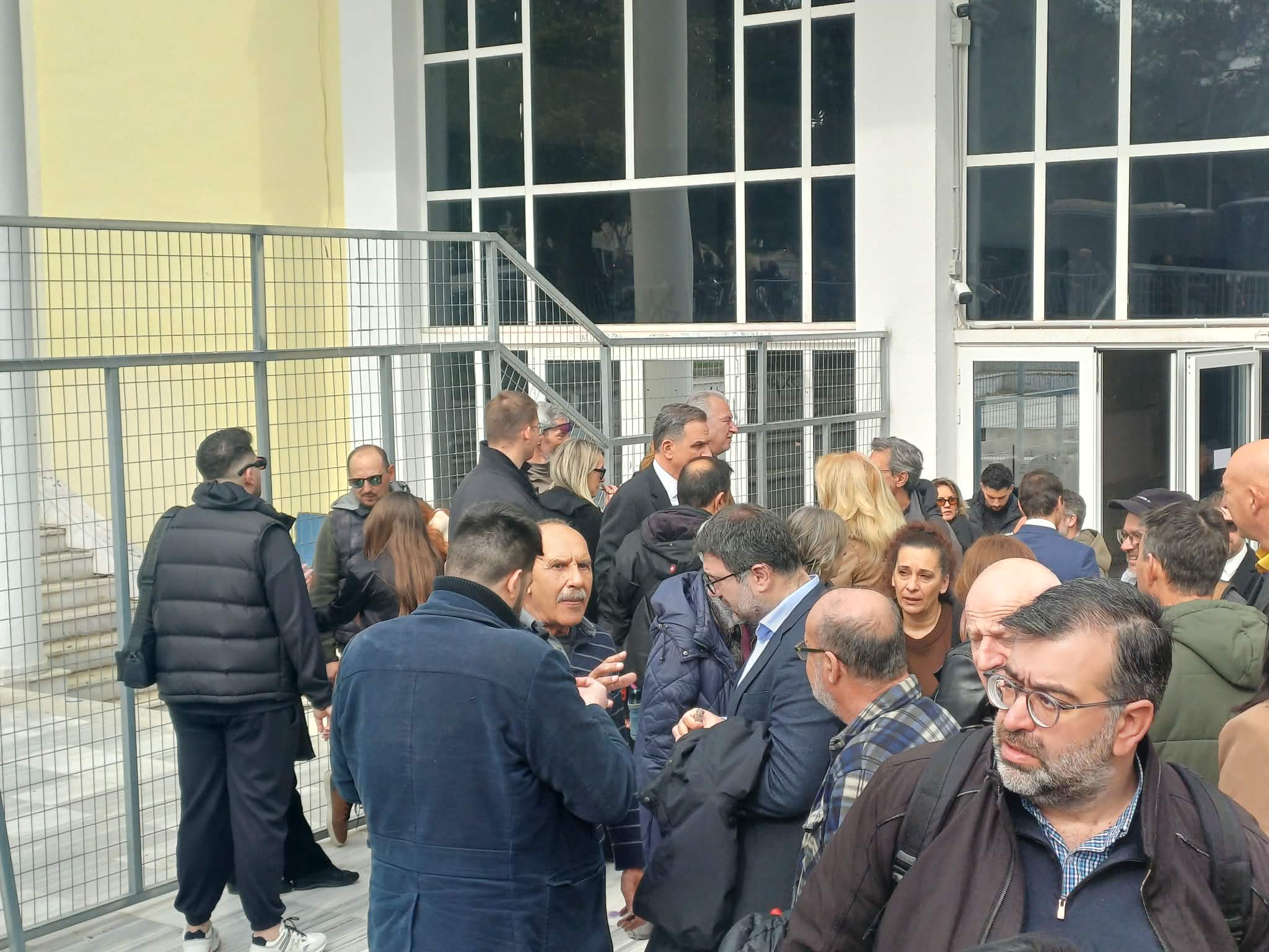 Προς αναβολή για 1η Απριλίου βαδίζει η δίκη των Τεμπών μετά τις έντονες διαμαρτυρίες για τη χωρητικότητα της αίθουσας (ΦΩΤΟ)