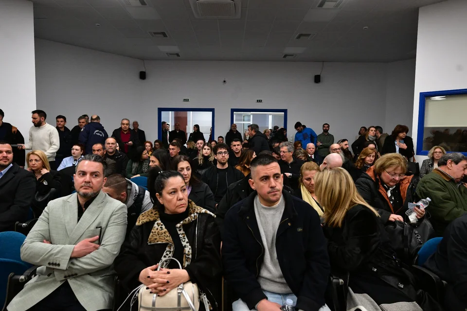 Διεκόπη για 1η Απριλίου η δίκη για τα Τέμπη -Ένταση, αιτήματα για αλλαγή αίθουσας, «αίσχος, ντροπή» φώναζαν συγγενείς (ΦΩΤΟ)