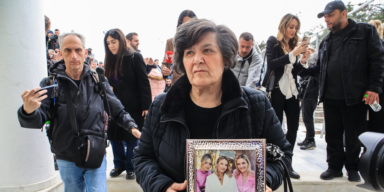 Τέμπη: Συγκλόνισε η γιαγιά της οικογένειας Πλακιά - Στο δικαστήριο με κορνίζα των τριών κοριτσιών