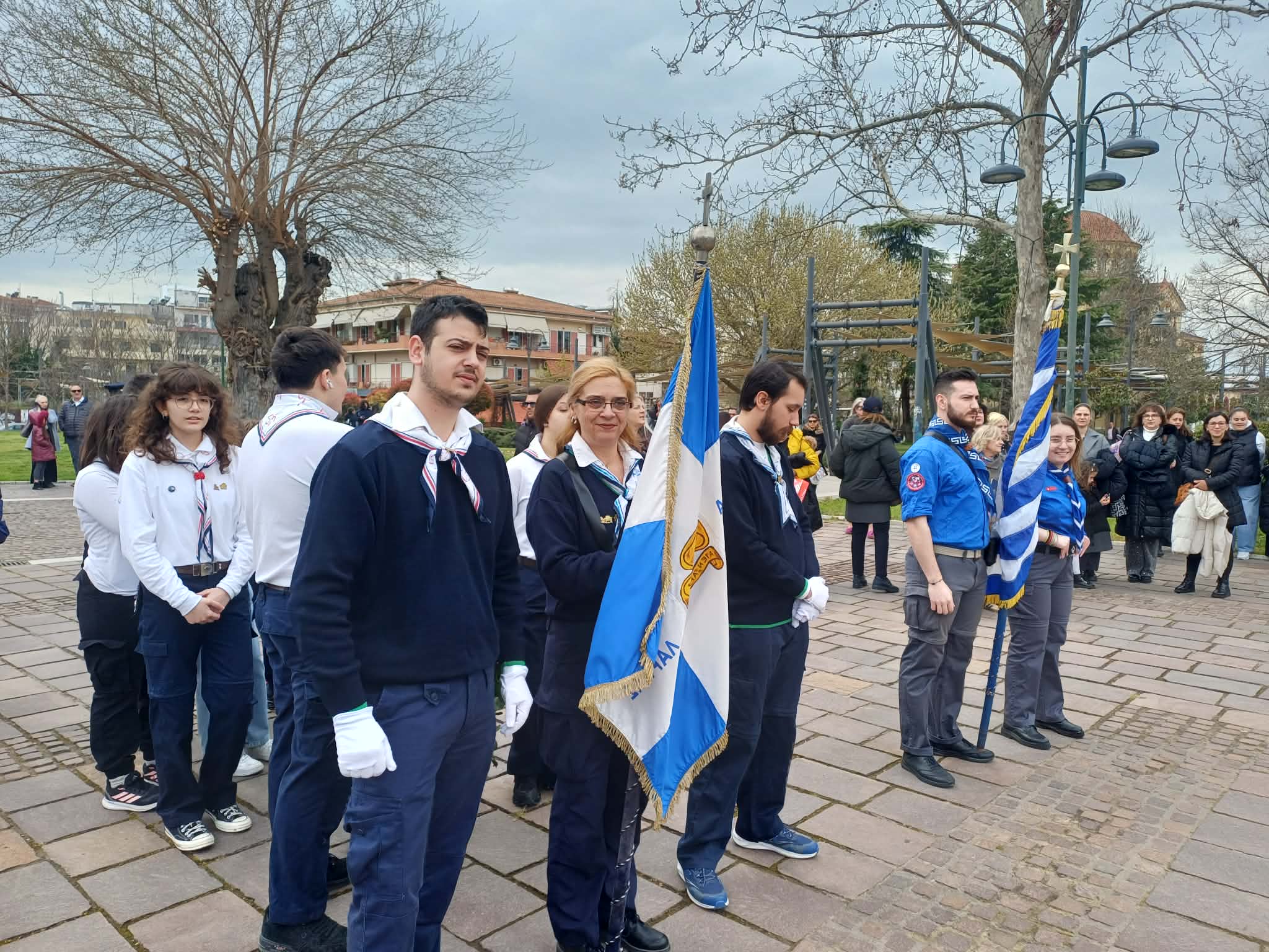 25η Μαρτίου: Κατέθεσαν στεφάνια στο Ηρώο των Πεσόντων οι μαθητές της Λάρισας (ΦΩΤΟ +video))