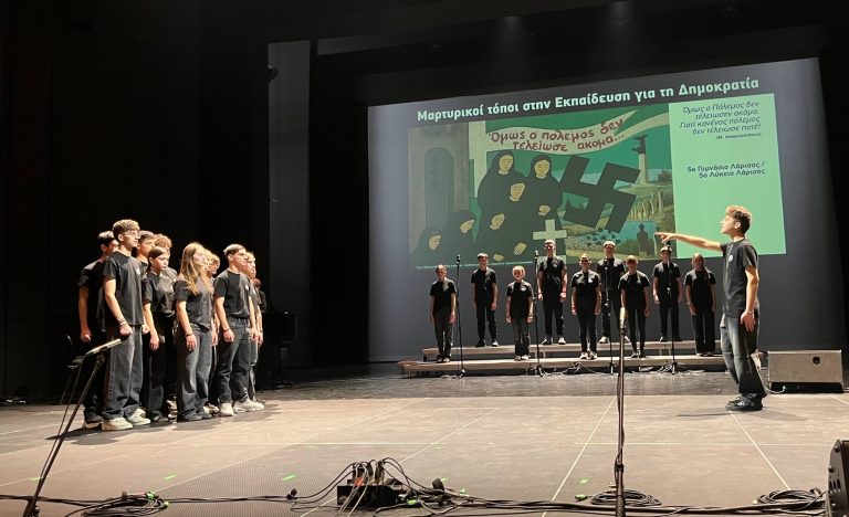 Συγκίνησε η διασχολική ομάδα των 5ου Γυμνασίου και 5ου Λυκείου Λάρισας σε εκδήλωση για την Εθνική Αντίσταση (video)