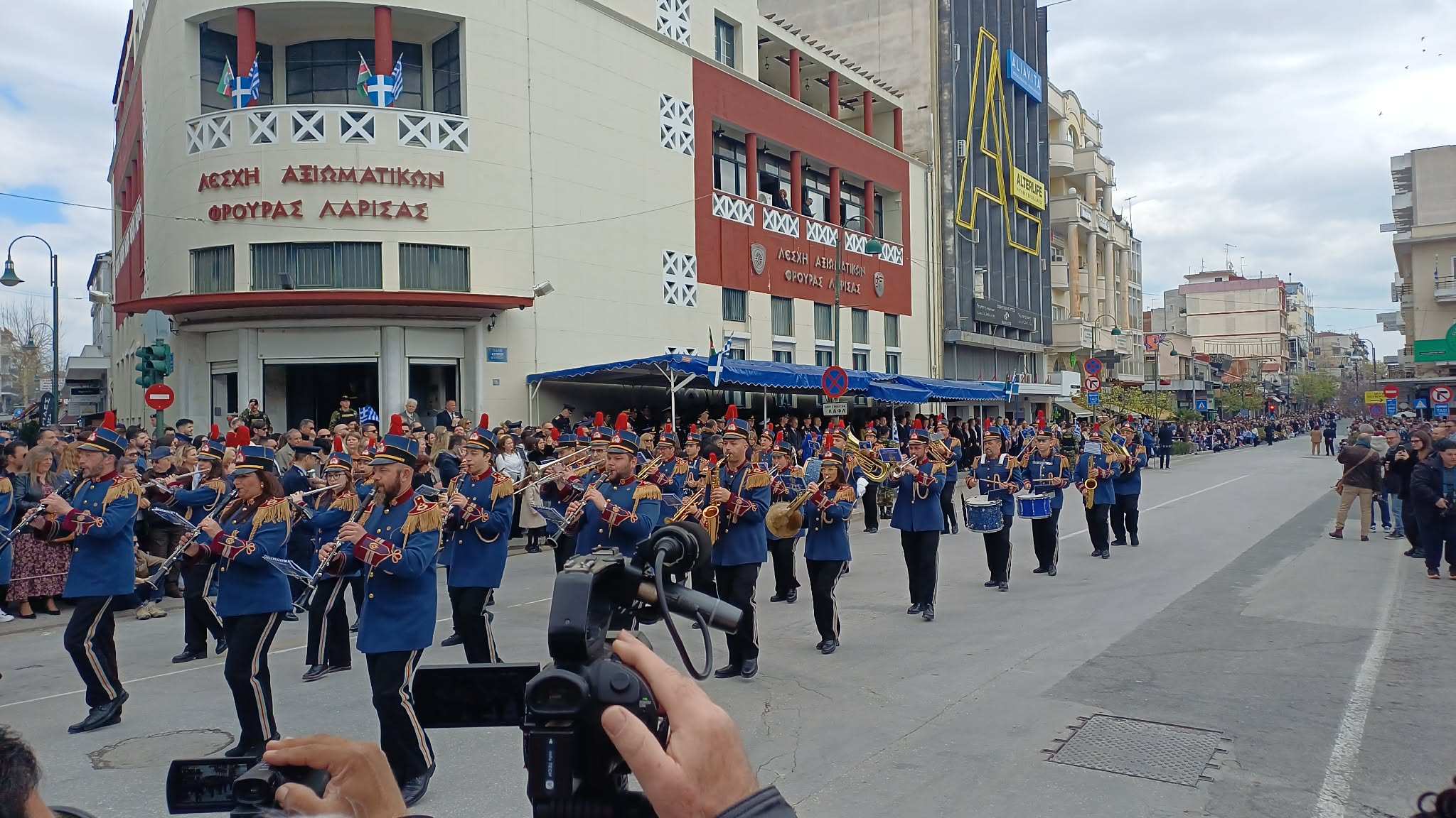 Όλα έτοιμα για την παρέλαση στη Λάρισα- κατάθεση στεφάνων στο λόφο του Φρουρίου (ΦΩΤΟ+video)