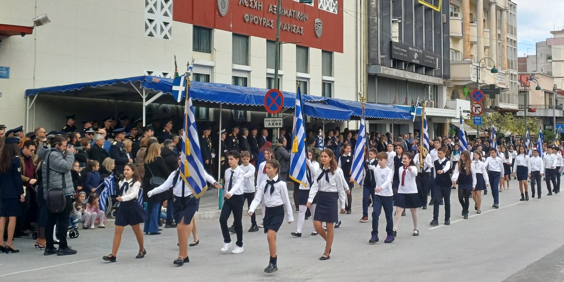 Εικόνες και βίντεο από την παρέλαση της Λάρισας- με αραι΄-η συννεφιά πλήθος κόσμου την παρακολουθεί