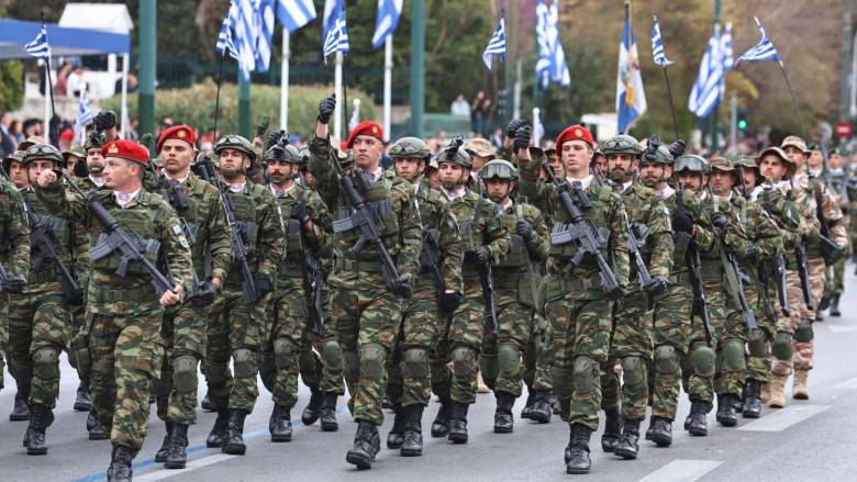 Μεγαλειώδης η στρατιωτική παρέλαση στην Αθήνα για την 25η Μαρτίου: Εντυπωσίασαν άρματα, πεζοναύτες και τα μαχητικά