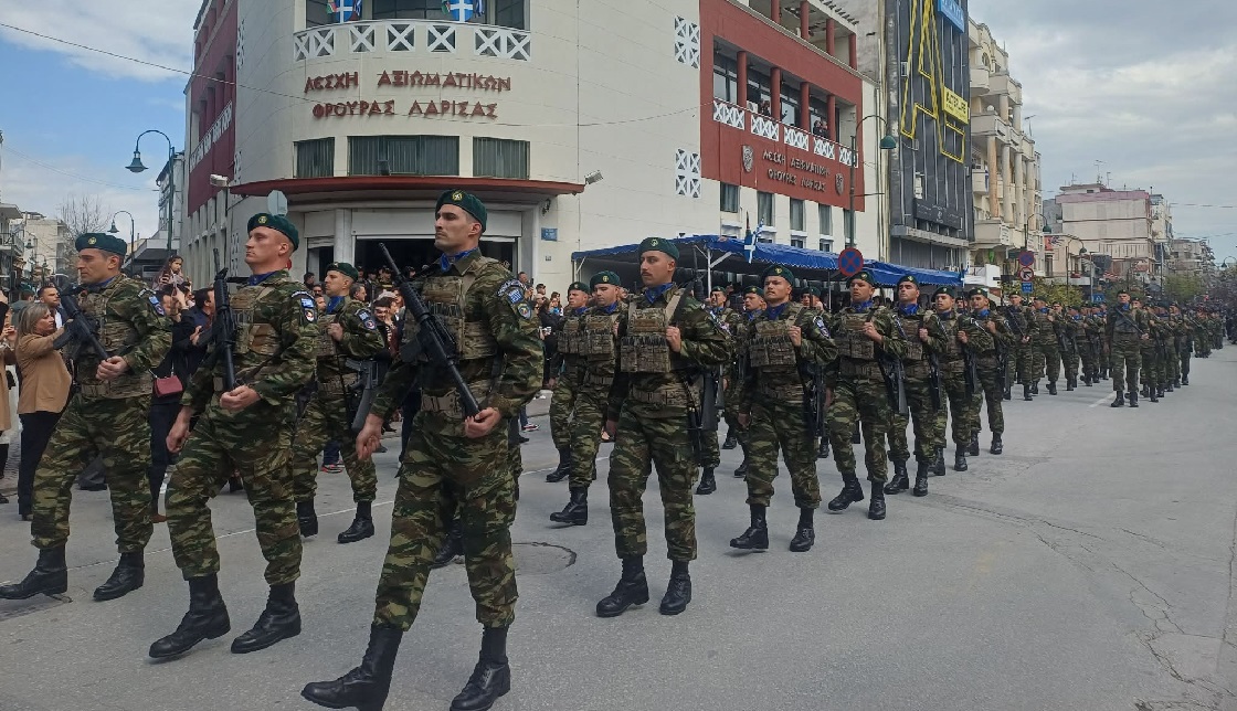 Εντυπωσιακή η παρουσία μαθητών και ενόπλων δυνάμεων στην παρέλαση της Λάρισας απέσπασε θερμά χειροκροτήματα (ΦΩΤΟ)