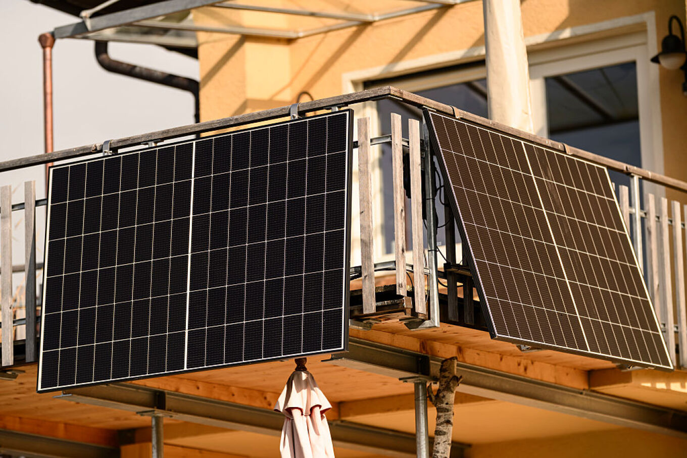 Η Βρετανία φέρνει «plug-in» φωτοβολταϊκά για τα σπίτια για να καταπολεμήσει την ενεργειακή κρίση λόγω του πολέμου στο Ιράν