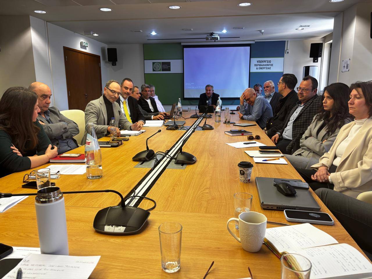 Συνάντηση στο ΥΠΕΝ: Τριπλό αίτημα στήριξης από ΣΥΦΩΕΛ για φωτοβολταϊκά μέχρι 500kw