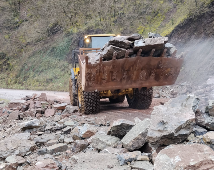 Άρχισε η διάνοιξη του δρόμου στη «Σκάλα» Ανθηρού μετά την μεγάλη κατολίσθηση στην Αργιθέα (ΦΩΤΟ)