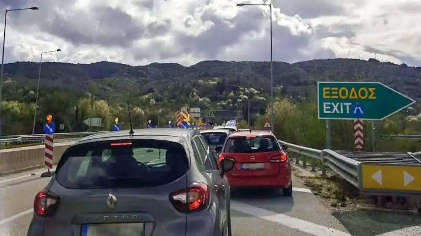 Έσπευσε να βοηθήσει σε θανατηφόρο τροχαίο και παρασύρθηκε κι αυτός: Τραγικό διπλό δυστύχημα στην Εγνατία με δύο νεκρούς