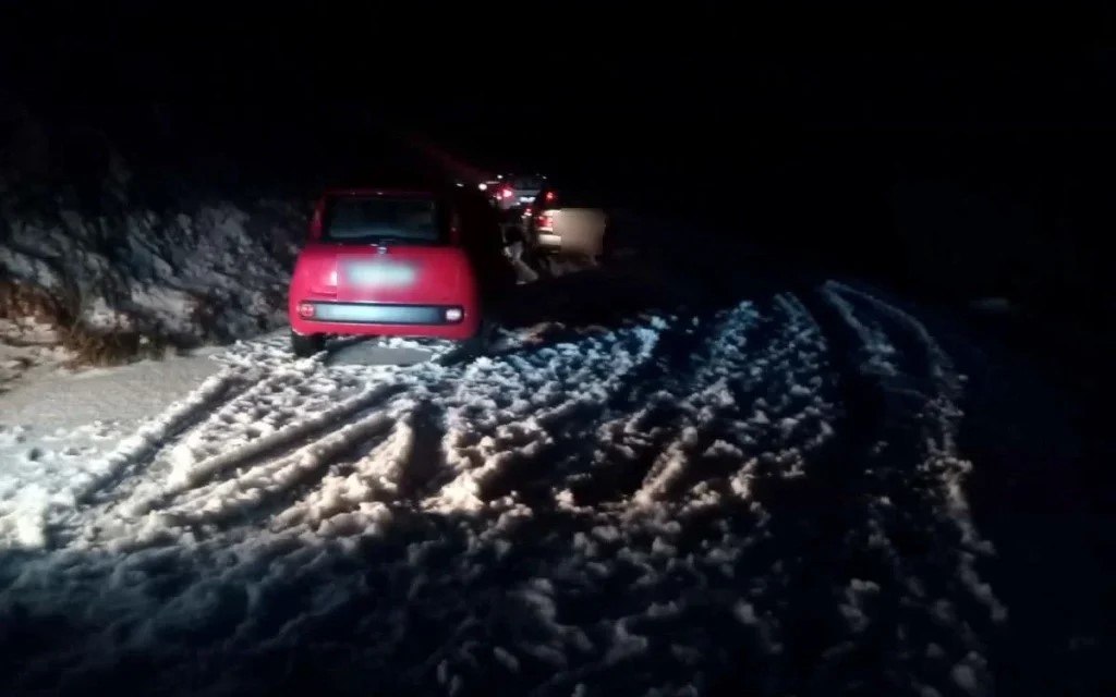 Ιωάννινα: Τουλάχιστον 30 αυτοκίνητα εγκλωβίστηκαν στο Πάπιγκο λόγω ισχυρής χαλαζόπτωσης – Όχημα έπεσε στον γκρεμό