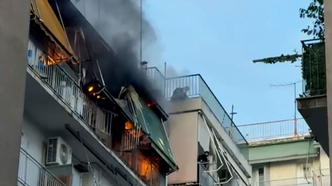 Φωτιά από έκρηξη μπουκάλας υγραερίου σε διαμέρισμα στου Γκύζη: Η φιάλη καρφώθηκε στο απέναντι κτίριο, απεγκλωβίστηκε ζευγάρι
