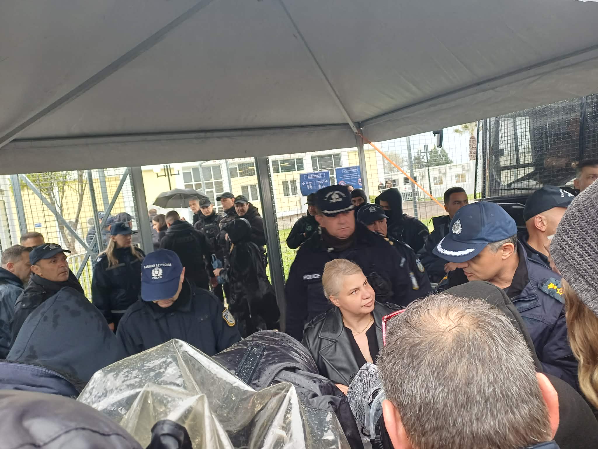 Ένταση από το πρωί στη δίκη Τεμπών- αστυνομικός έλεγχος και συνωστισμός για τους συγγενείς κάτω από βροχή (ΦΩΤΟ+video)