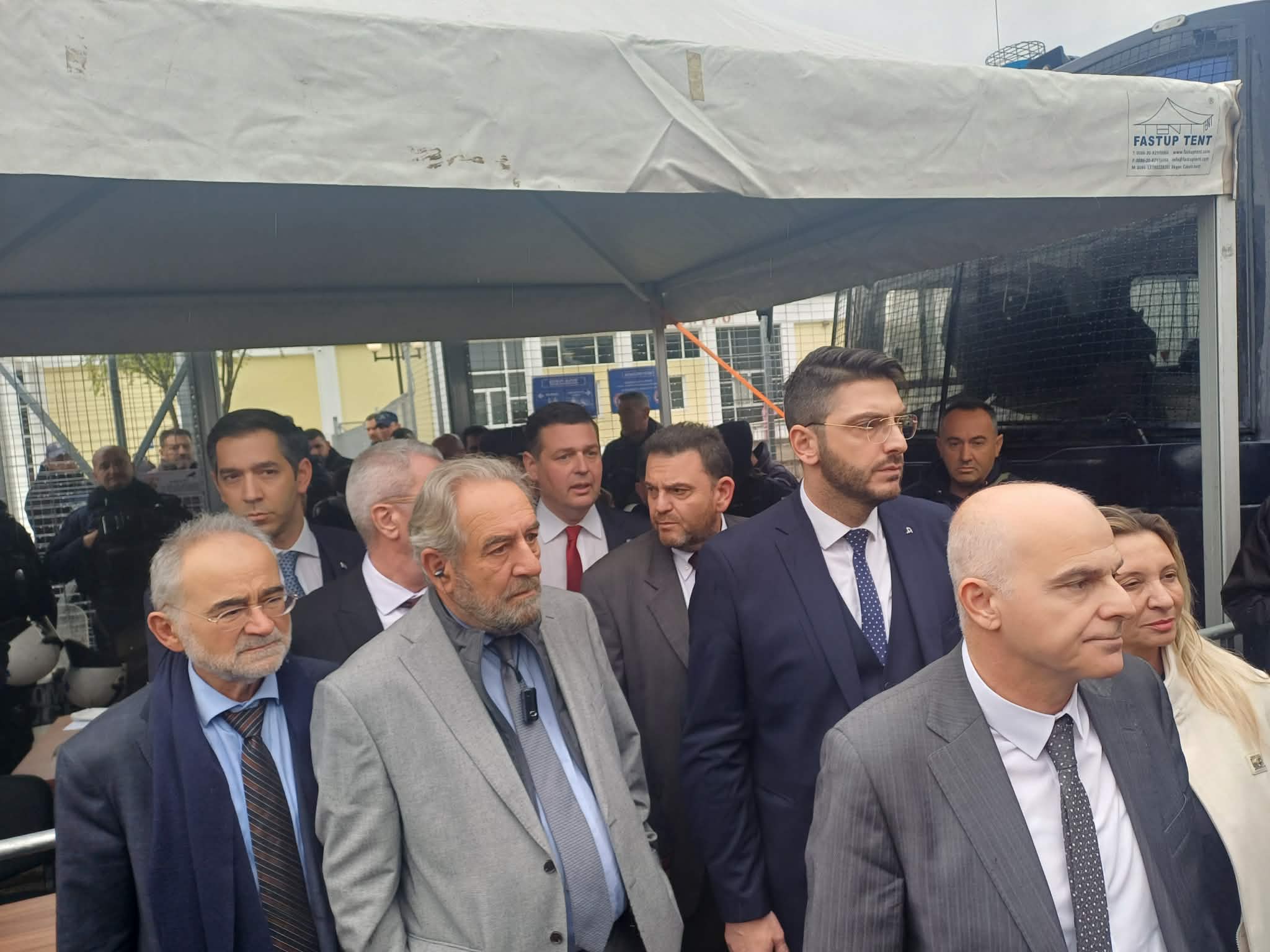 Ξεκινά πάλι η δίκη  - Πλακιάς: «Αθάνατες, στη φυλακή όλοι, αλήτες» -έφυγε με ασθενοφόρο ο Ρούτσι (ΦΩΤΟ +video)