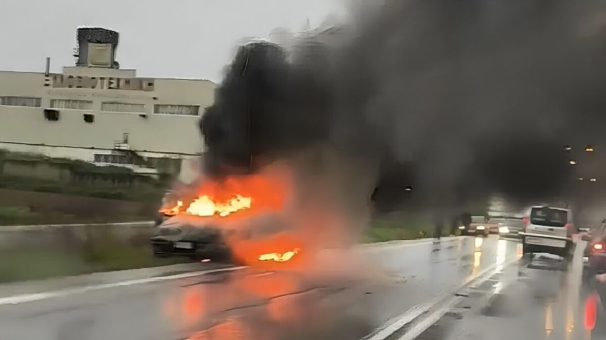 Αυτοκίνητο έπιασε φωτιά στην εθνικό οδό Λάρισας – Τρικάλων