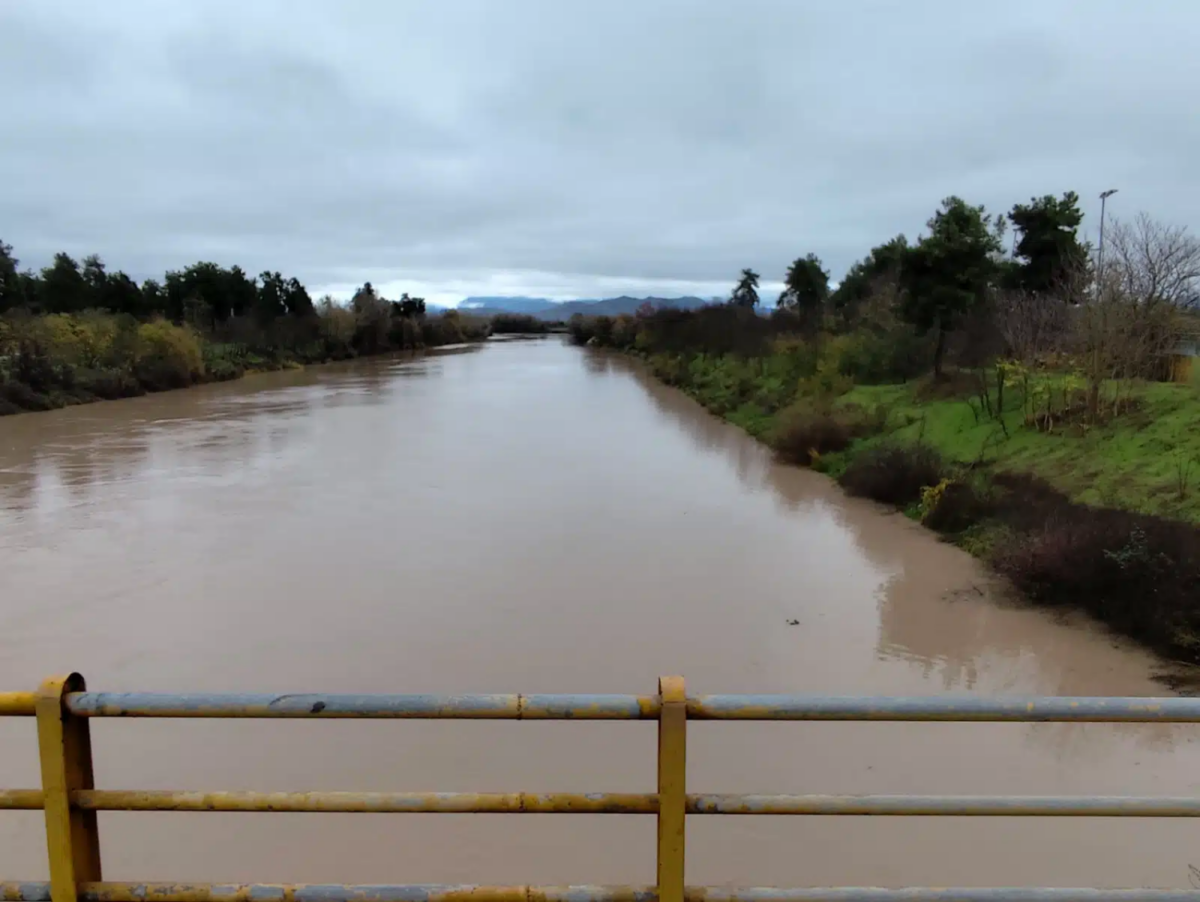Ανεβαίνει η στάθμη του Πηνειού στα 4,40 μέτρα στη Λάρισα- σε επιφυλακή η ΔΕΥΑΛ-έκλεισε το θυρόφραγμα (ΦΩΤΟ)