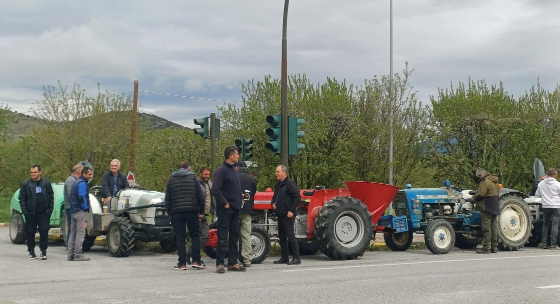 Μπλόκο διαμαρτυρίας από αγρότες δήμου Τεμπών και Τυρνάβου για τις αποζημιώσεις στα φερτά από Ντάνιελ (ΦΩΤΟ)
