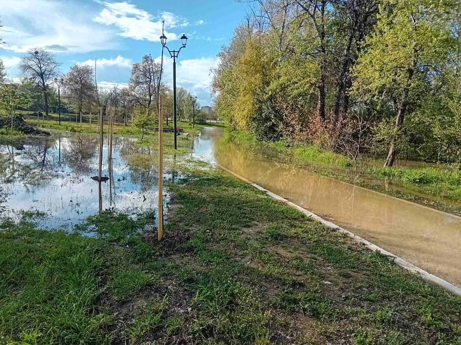 Δήμος Λαρισαίων: Προληπτικά μέτρα στην εσωτερική κοίτη του Πηνειού – Κλειστές δίοδοι, λόγω υπερχείλισης