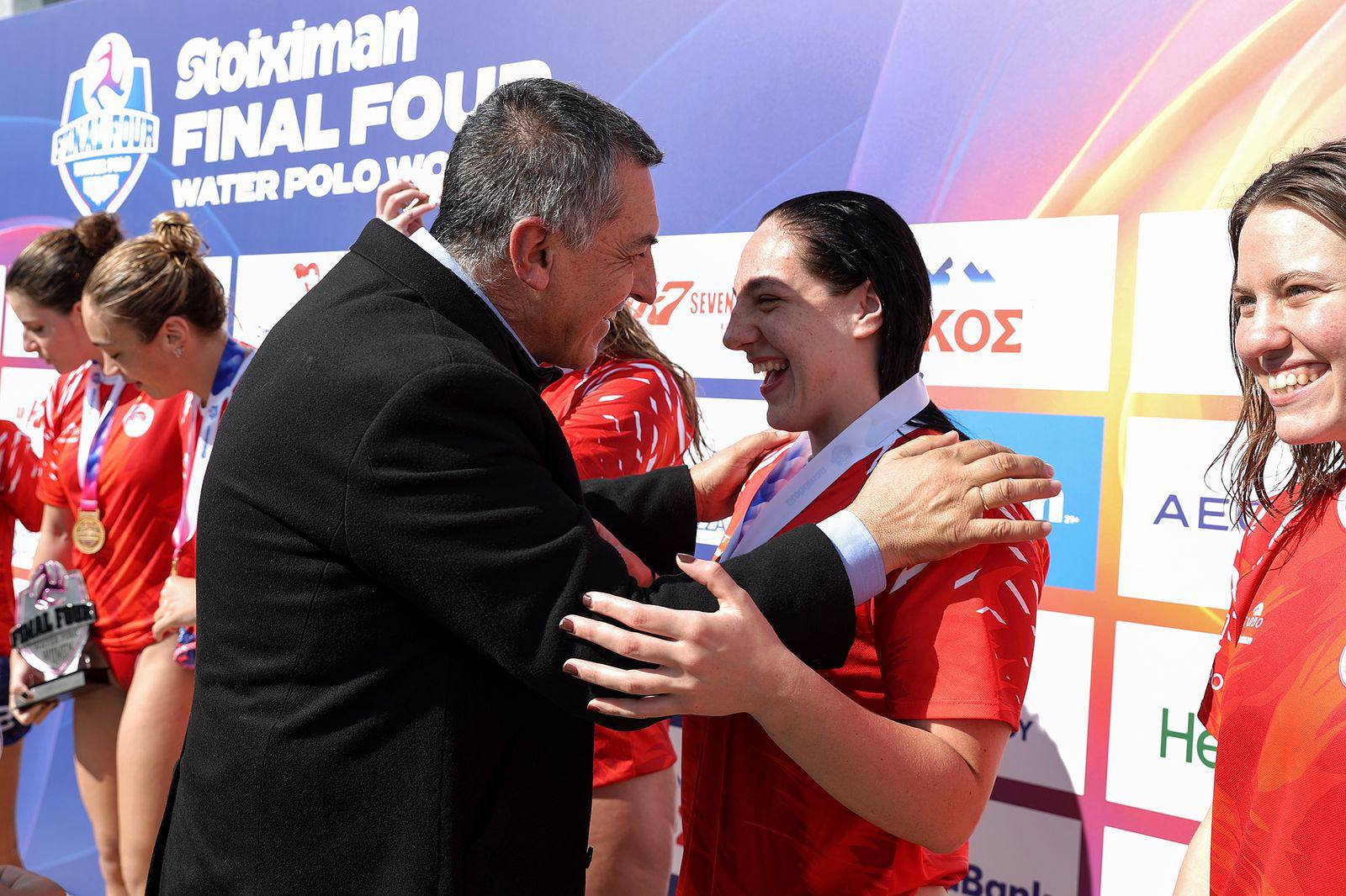 Μοναδική στιγμή για τον περιφερειάρχη: βραβεύει την ανιψιά του στη Λάρισα που παίρνει το χρυσό (ΦΩΤΟ)