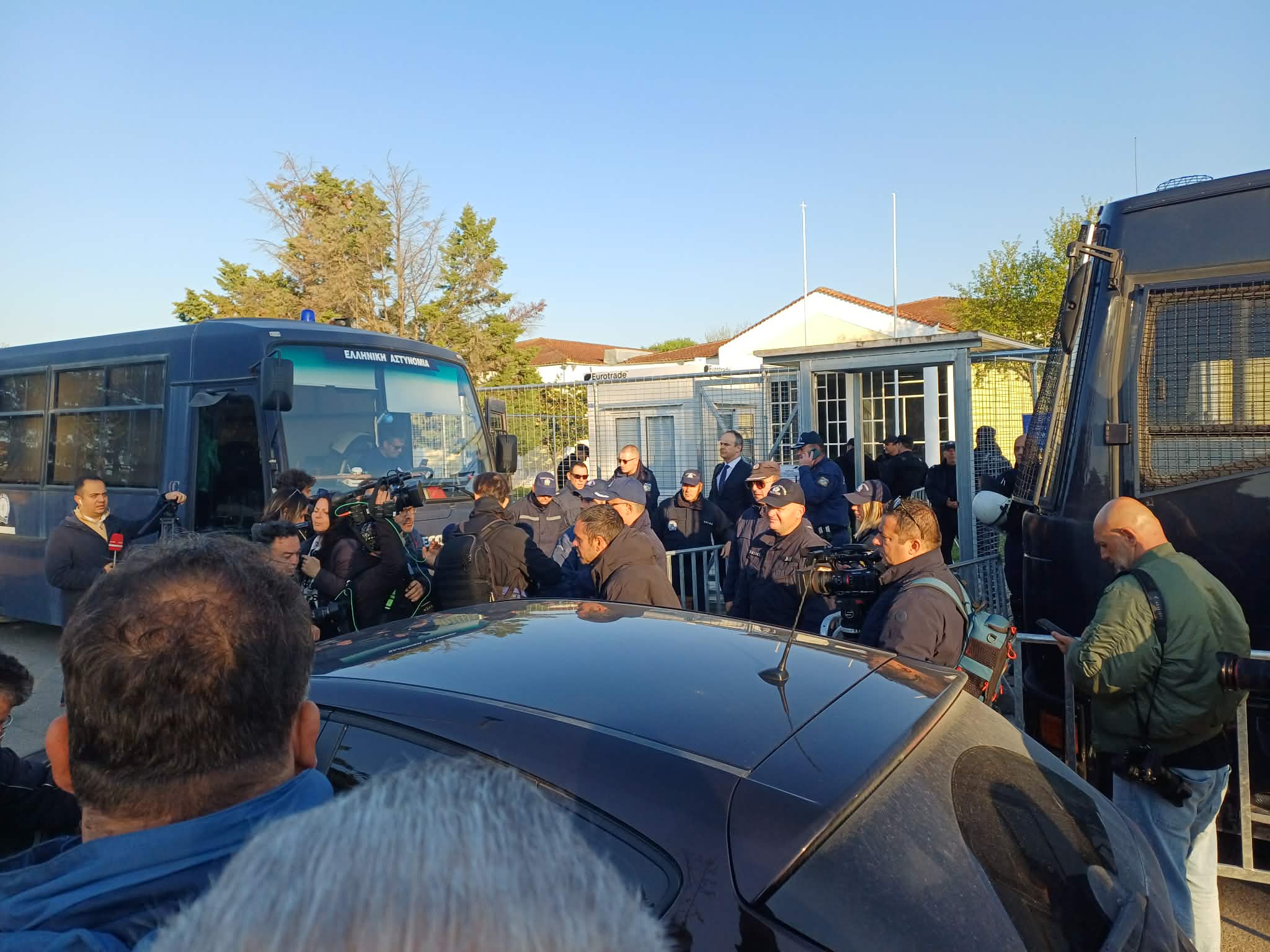 Λιγότερος κόσμος στη σημερινή δίκη για τα Τέμπη, ομαλά κυλάει η διαδικασία νομιμοποιήσεων – 36 κατηγορούμενοι στο εδώλιο