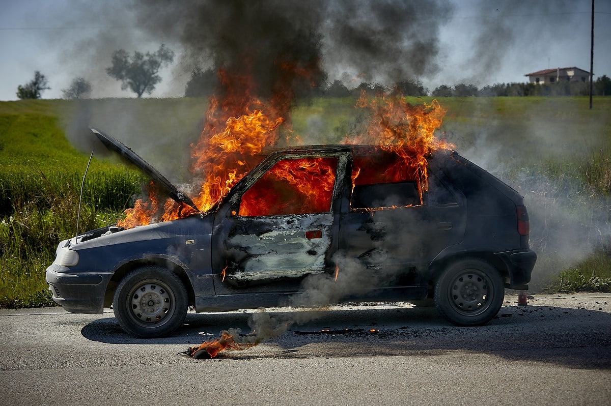 Συναγερμός στην Πυροσβεστική Λάρισας για ΙΧ που τυλίχθηκε στις φλόγες πριν τα διόδια Μακρυχωρίου