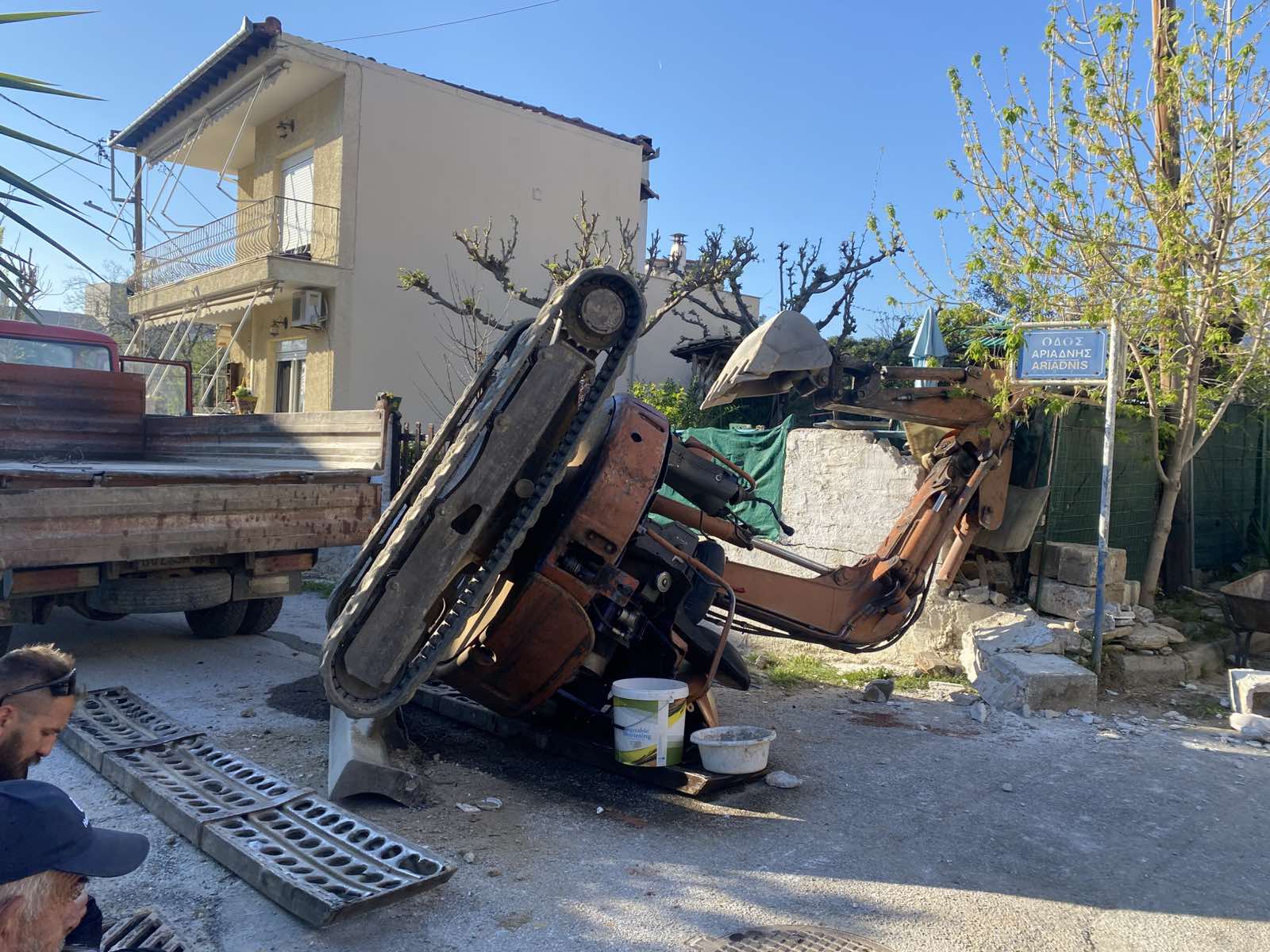 Εργάτης καταπλακώθηκε από μηχάνημα στον Βόλο-τραυματίστηκε σοβαρά στο κεφάλι