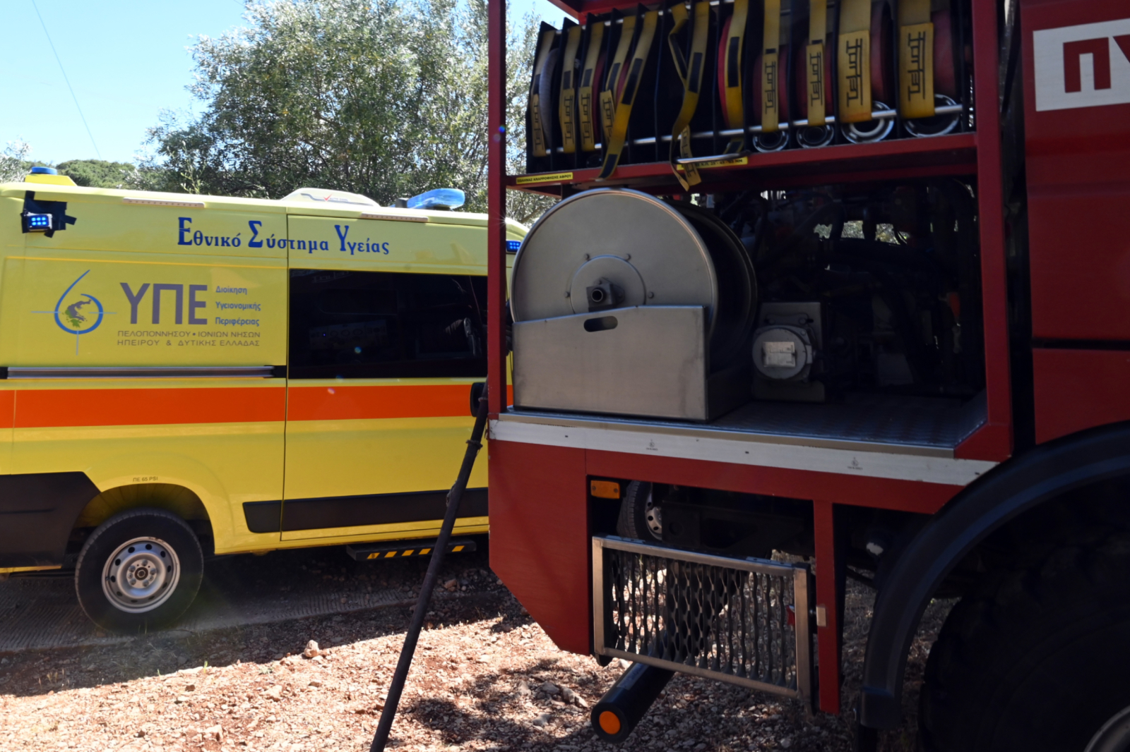 Στις φλόγες ασθενοφόρο του ΕΚΑΒ Βόλου που παρουσίασε βλάβη στην Εθνική-μετέφερε παιδάκι 12 ετών